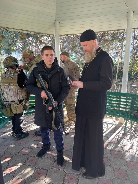 Дитина з автоматом