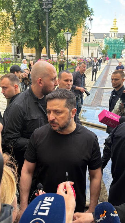 Буде швидко законсервована: Зеленський прибув на місце удару по Лаврі - фото 3