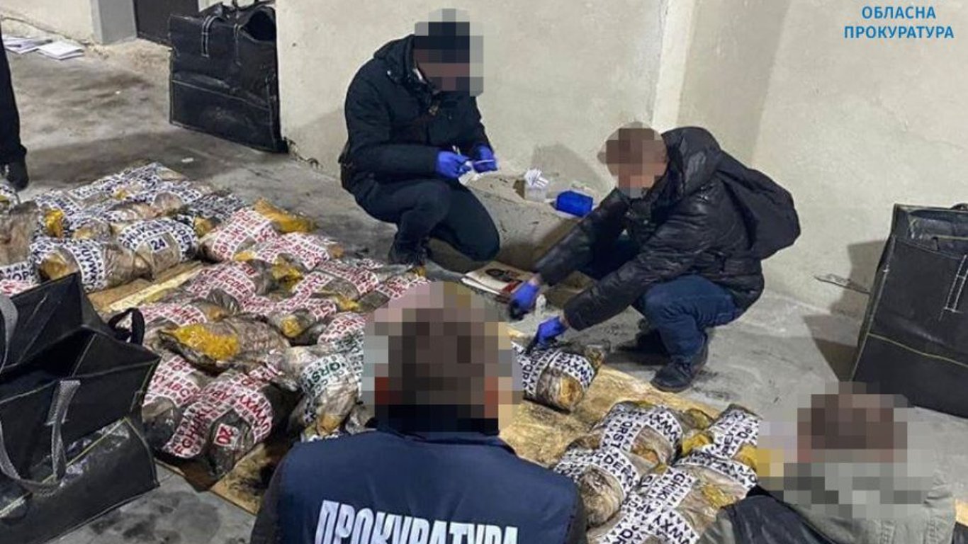 Иностранцы во Львове хранили тонну героина в мешках с рисом