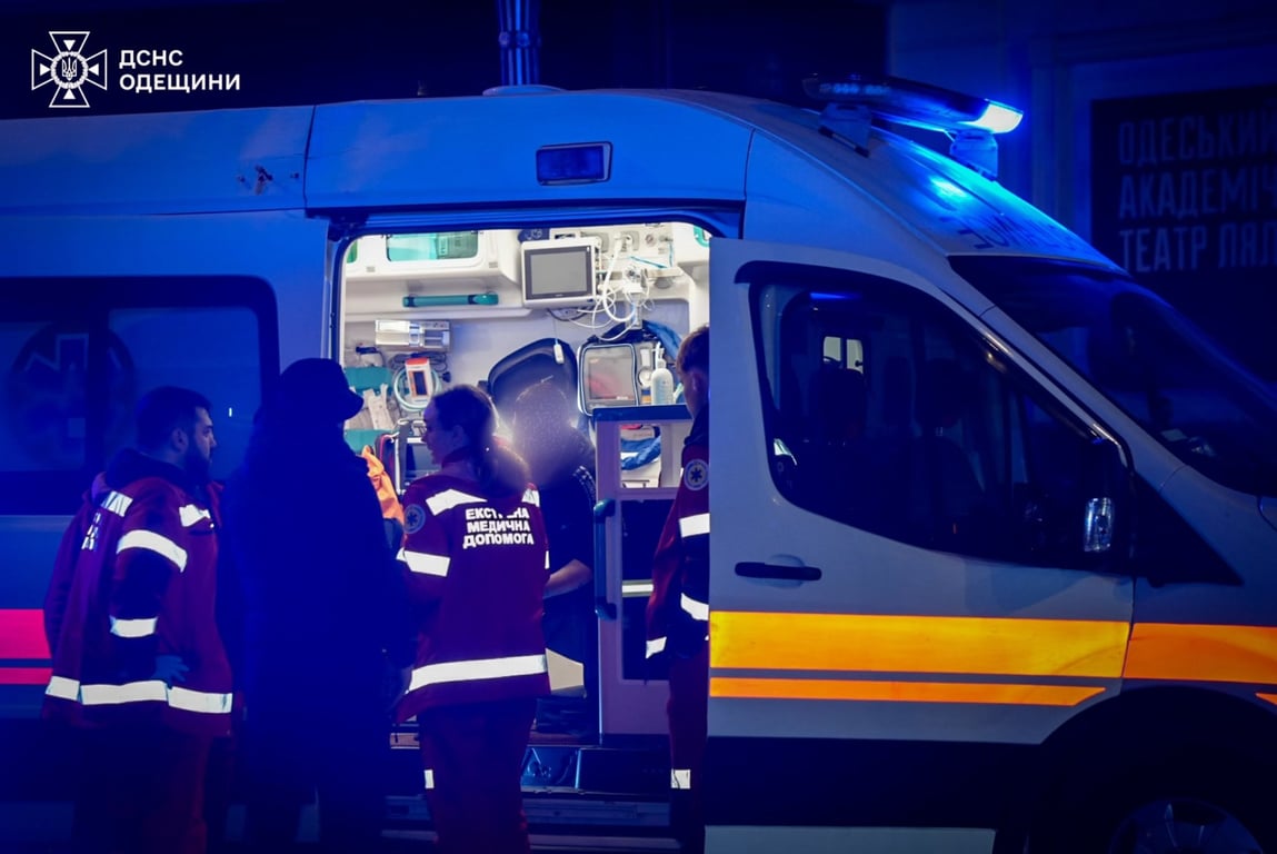 Машина швидкої допомоги на місці пожежі