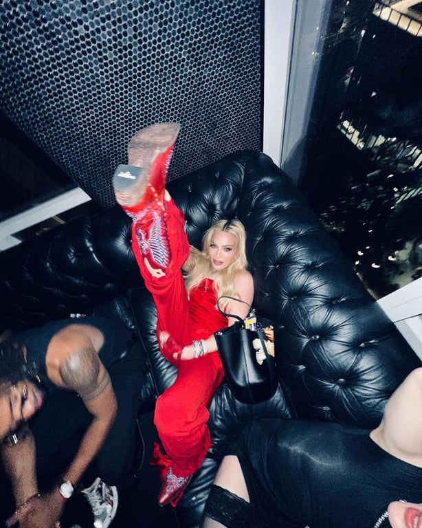 Співачка Мадонна розважається із хлопцем