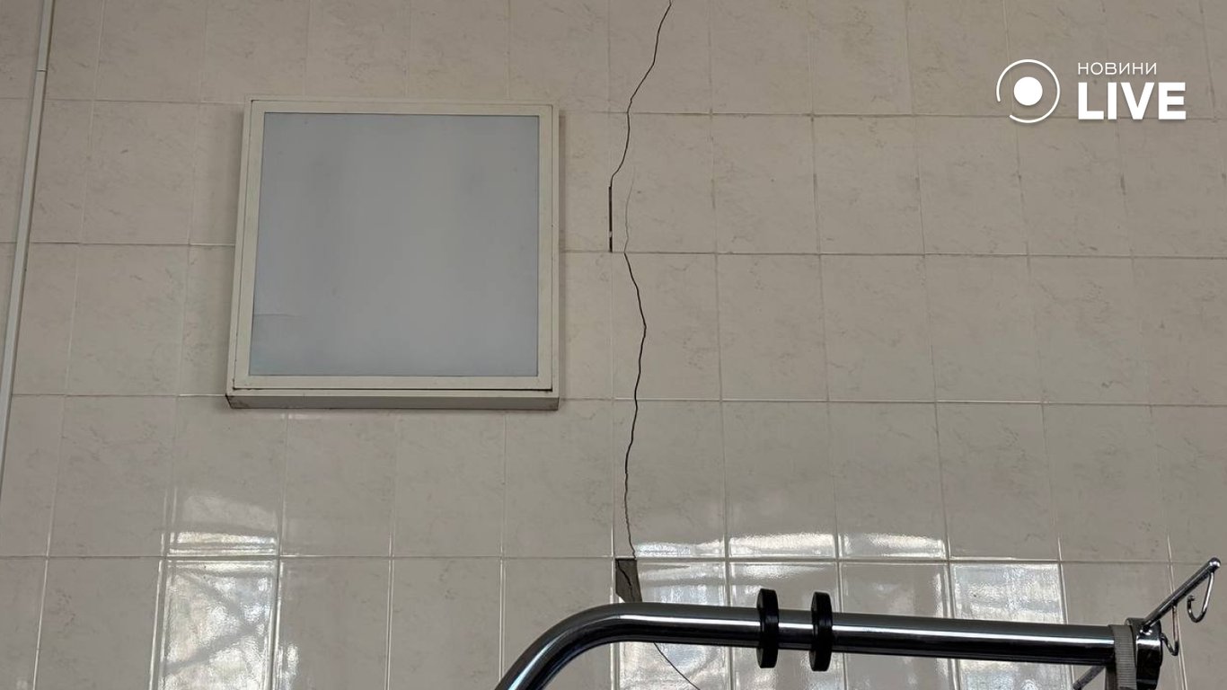 Нічний обстріл РФ пошкодив лікарню в Одесі (фото) - фото 2