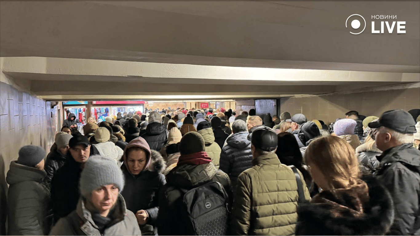 Длинные очереди в метро — как живут киевляне после закрытия станций