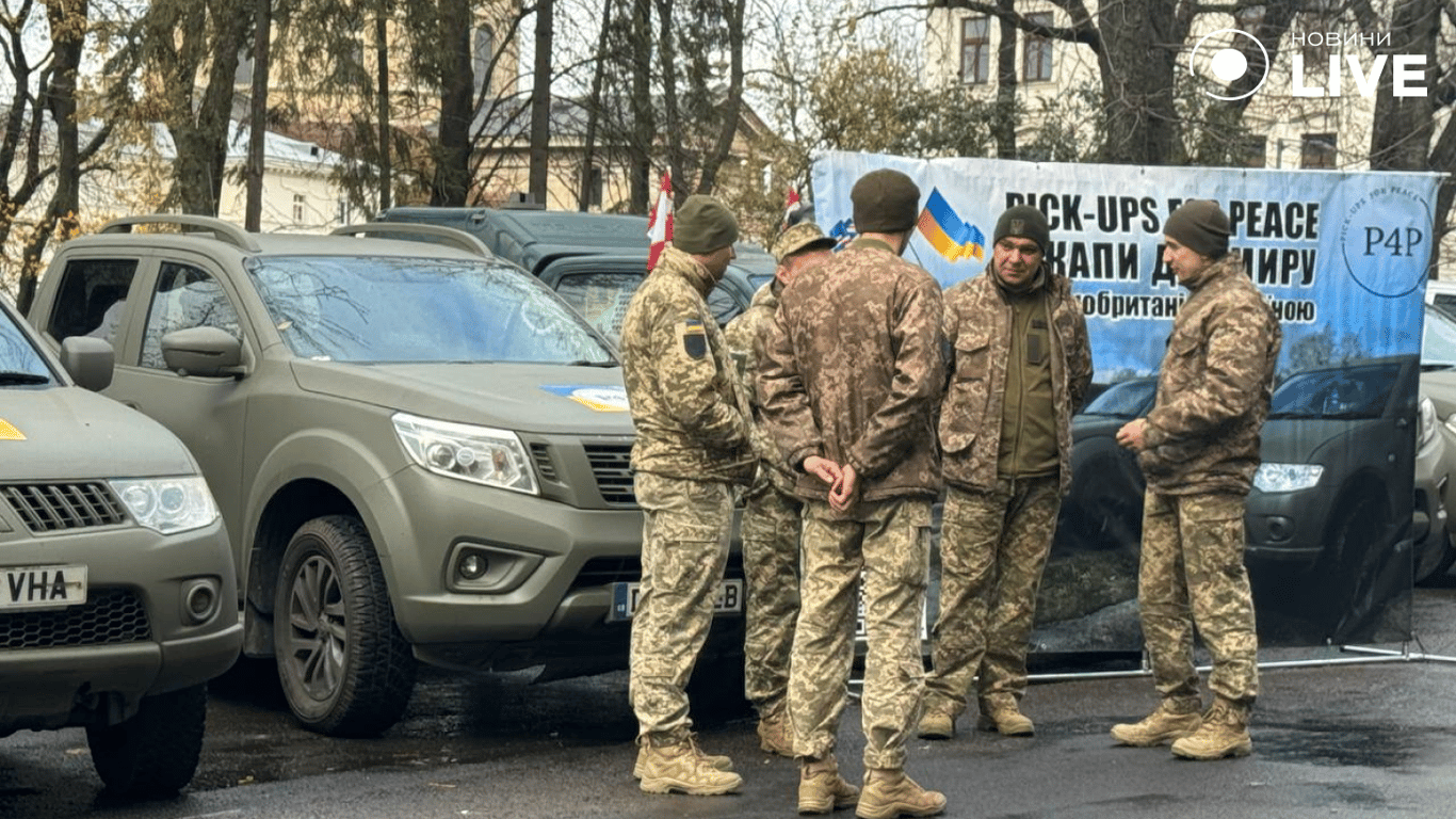 Британські представники передали автомобілі українським військовим у Львові