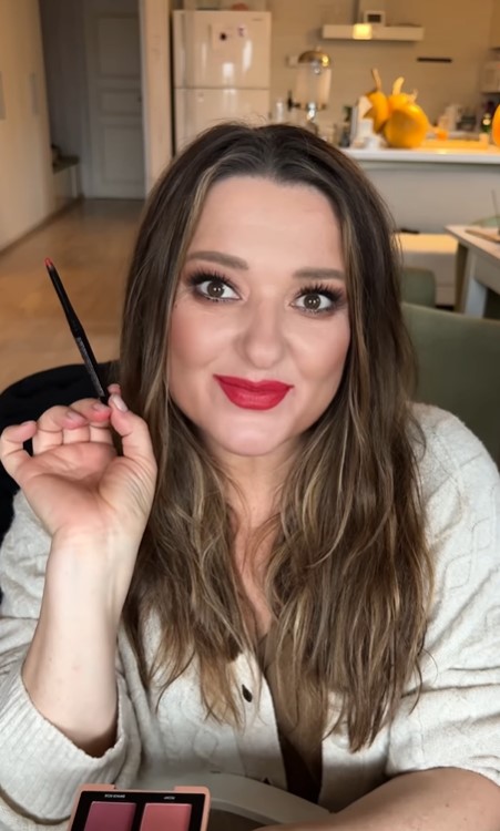 Могилевская накрасилась красной помадой