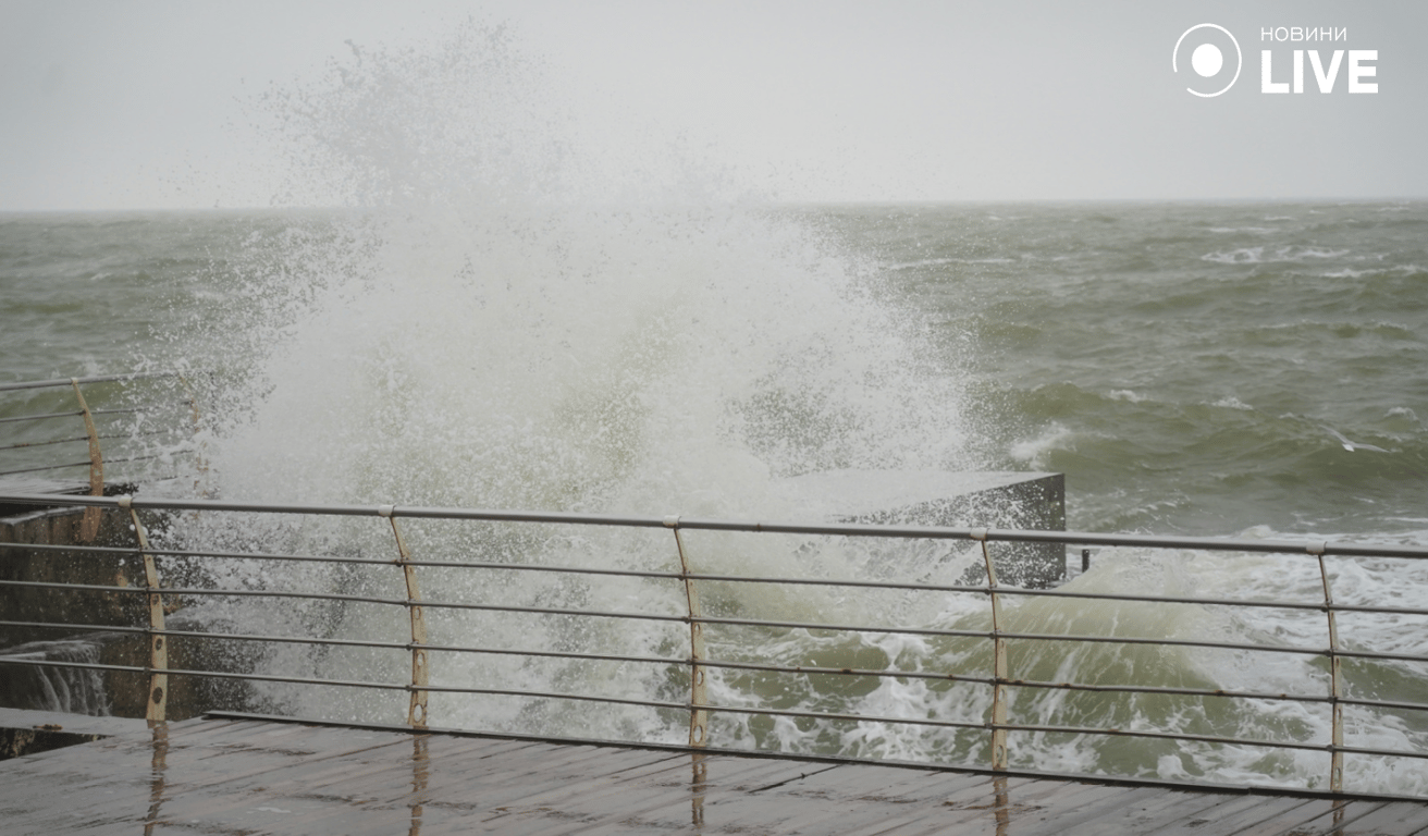 У владі хвиль і вітру — шторм в Одесі очима фотографа Новини.LIVE - фото 1