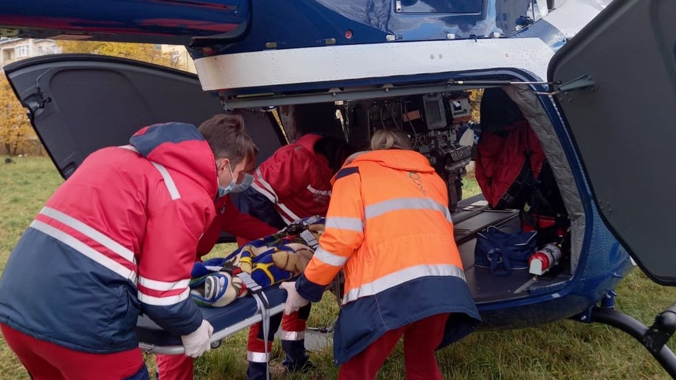До Львова гелікоптером транспортували хлопчика із небезпечним діагнозом: що з дитиною