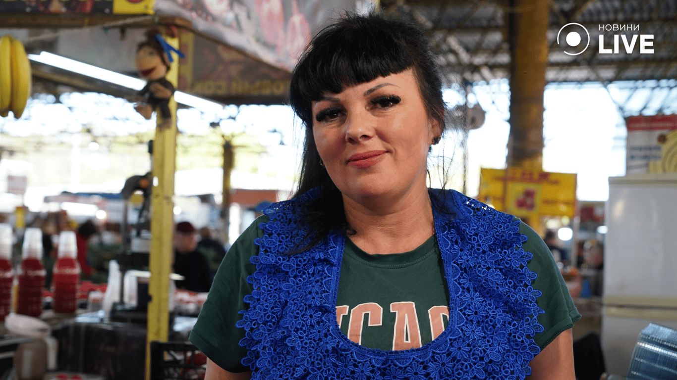 Продавчиня фруктів на Привозі