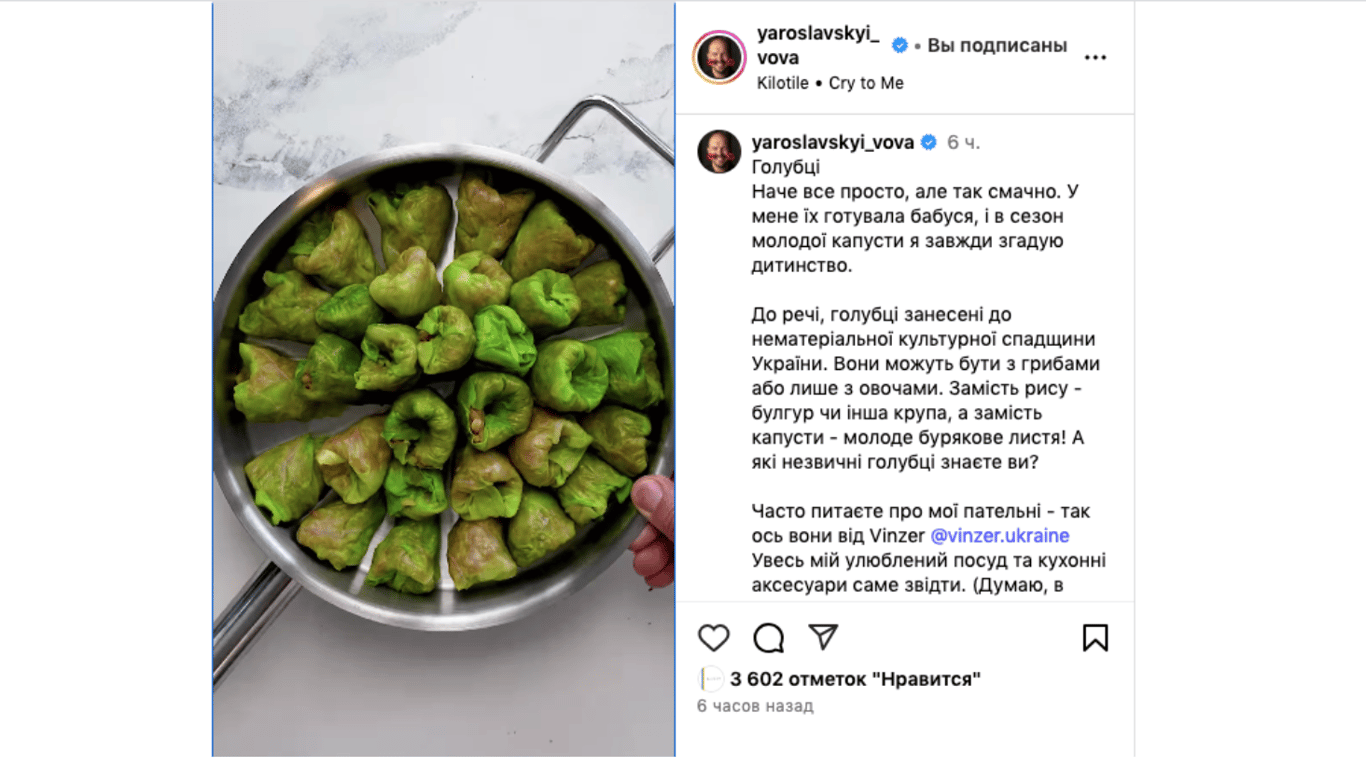 Готові голубці на тарілці зі свіжою зеленню та ложкою сметани