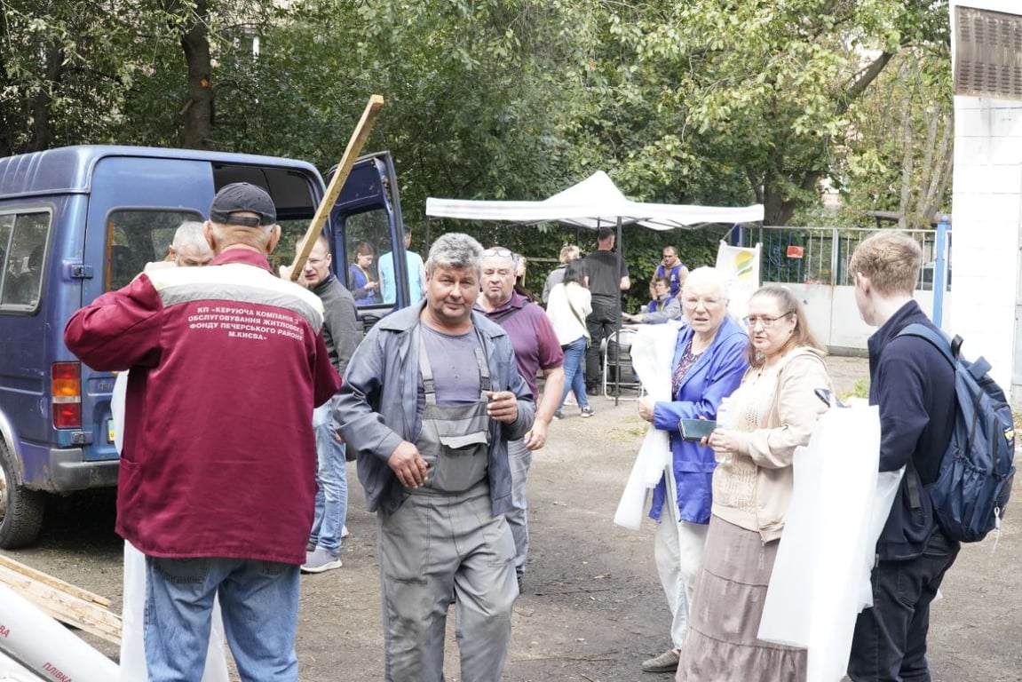 Волонтери допомагають мешканцям пошкоджених будинків