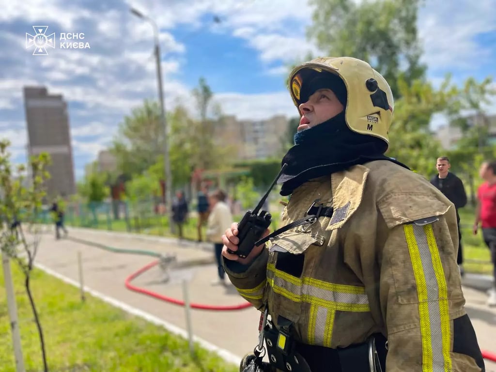 Рятувальники працюють на місці пожежі. Фото: ДСНС