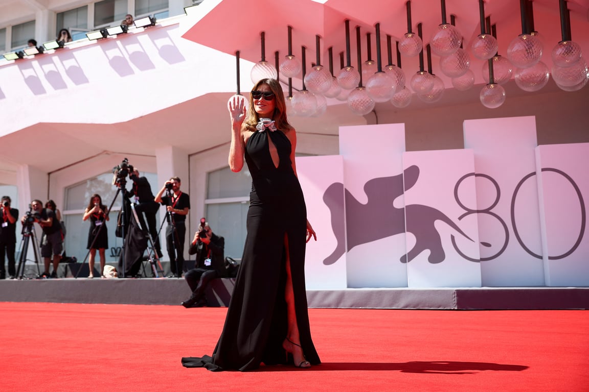 Розкішна Карла Бруні засліпила гламурним виходом на Венеціанському кінофестивалі - фото 3