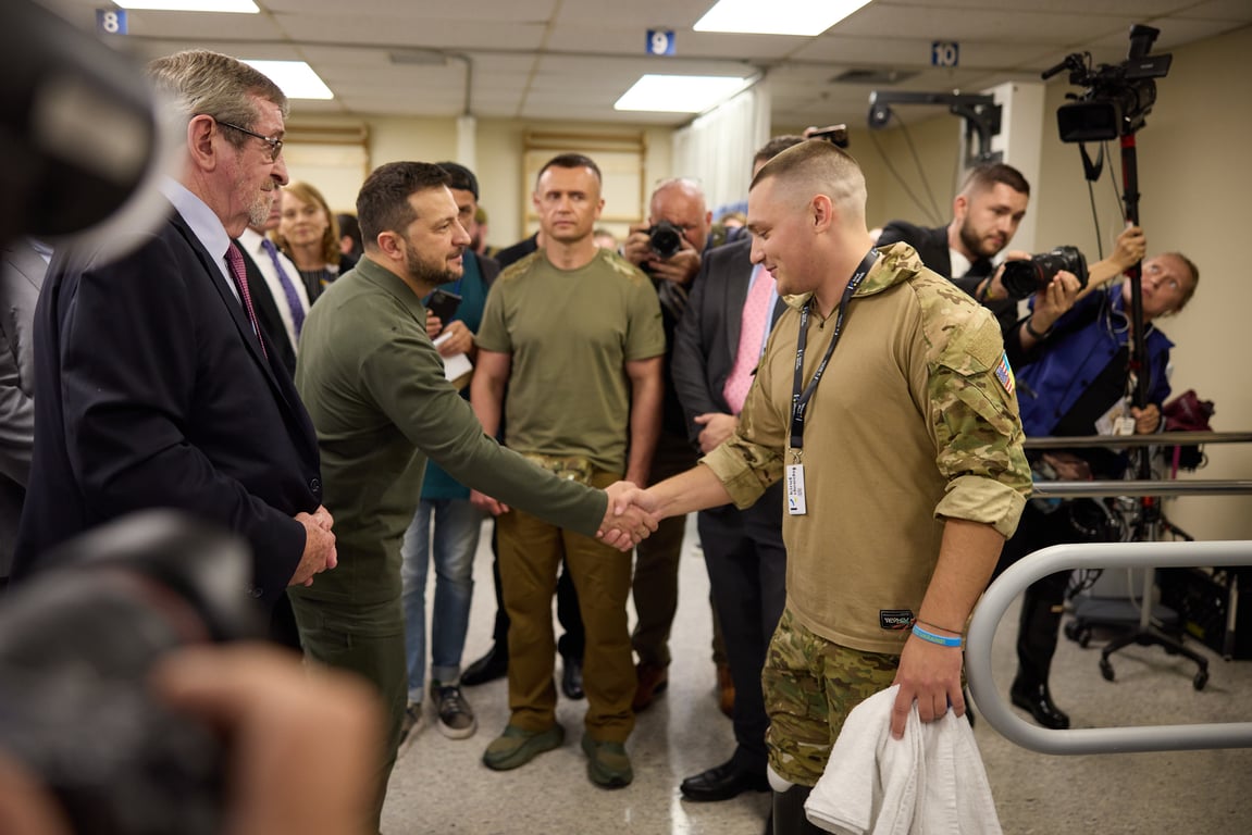 Президент України Володимир Зеленський відвідав поранених українських військових у США