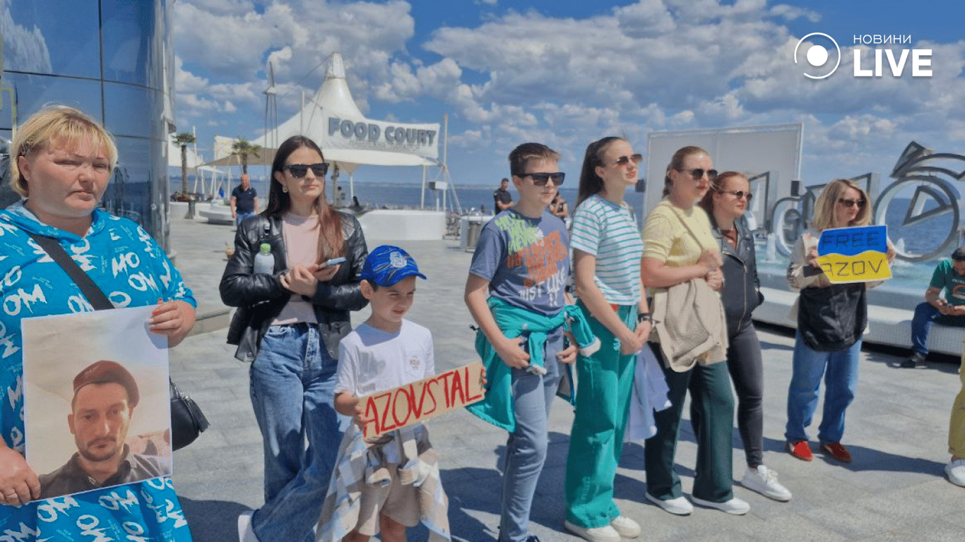 Люди вийшли на мітинг на Ланжерон, 11 травня