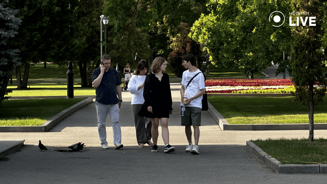 Харків'яни відпочивають у зеленій зоні біля фонтану