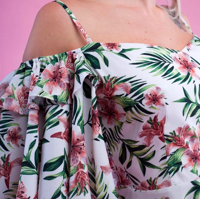 Квітковий принт додає образу трохи романтики