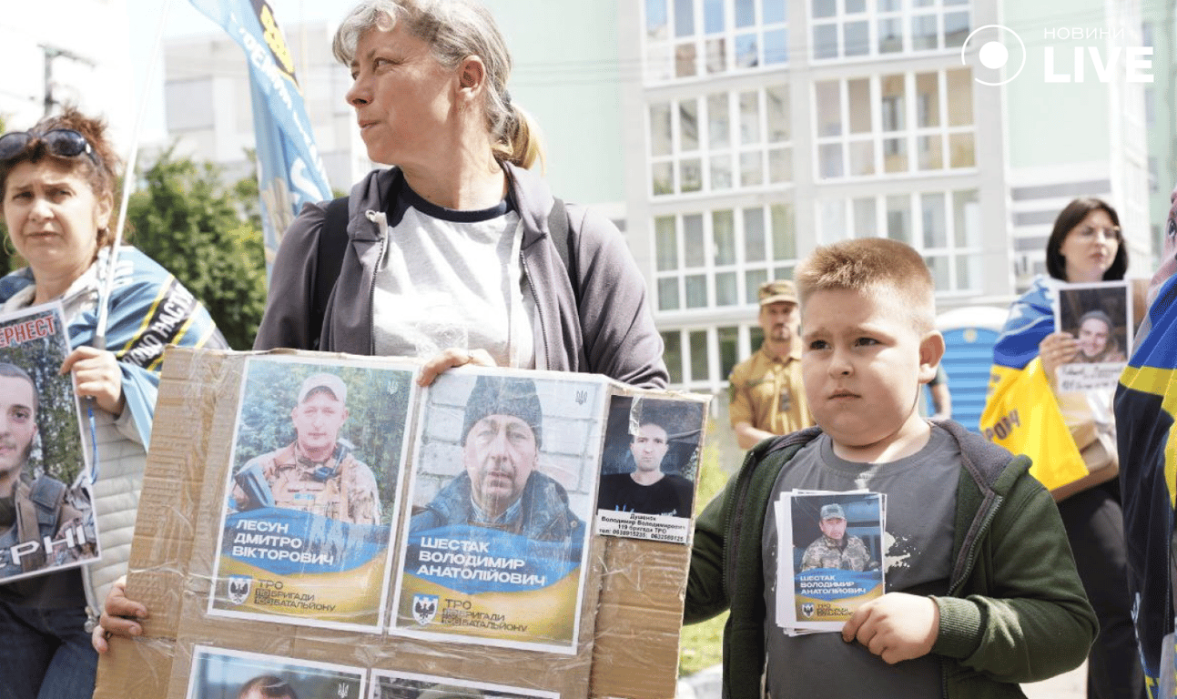 Рідні українських захисників із фотографіями близьких, які були в полоні