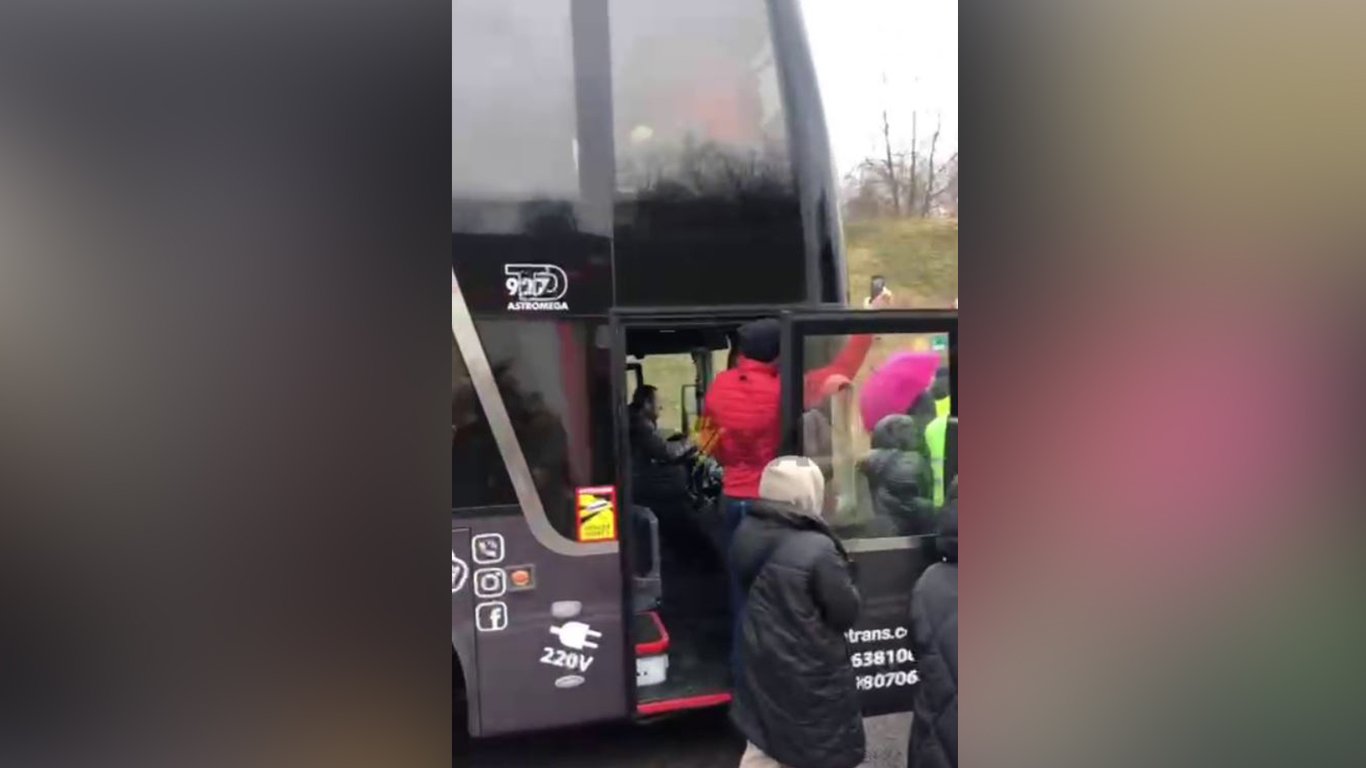 Ситуація на кордоні загострюється — поляки заблокували автобус з українцями