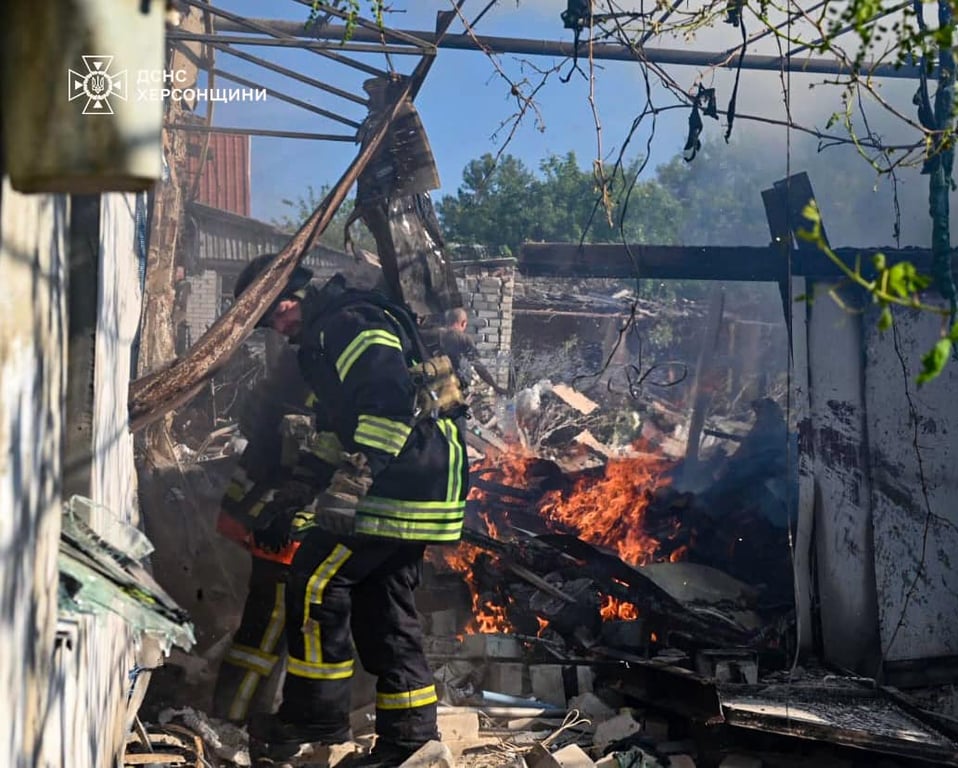 Спасатели тушат пожар. Фото: ГСЧС