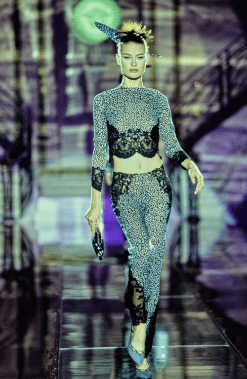 Блузки з леопардовим принтом знову в моді