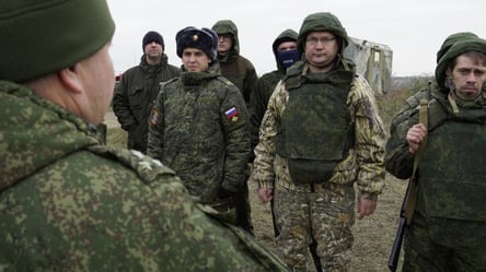 Российские боевики слушают приказы командования. Фото: росСМИ - 285x160