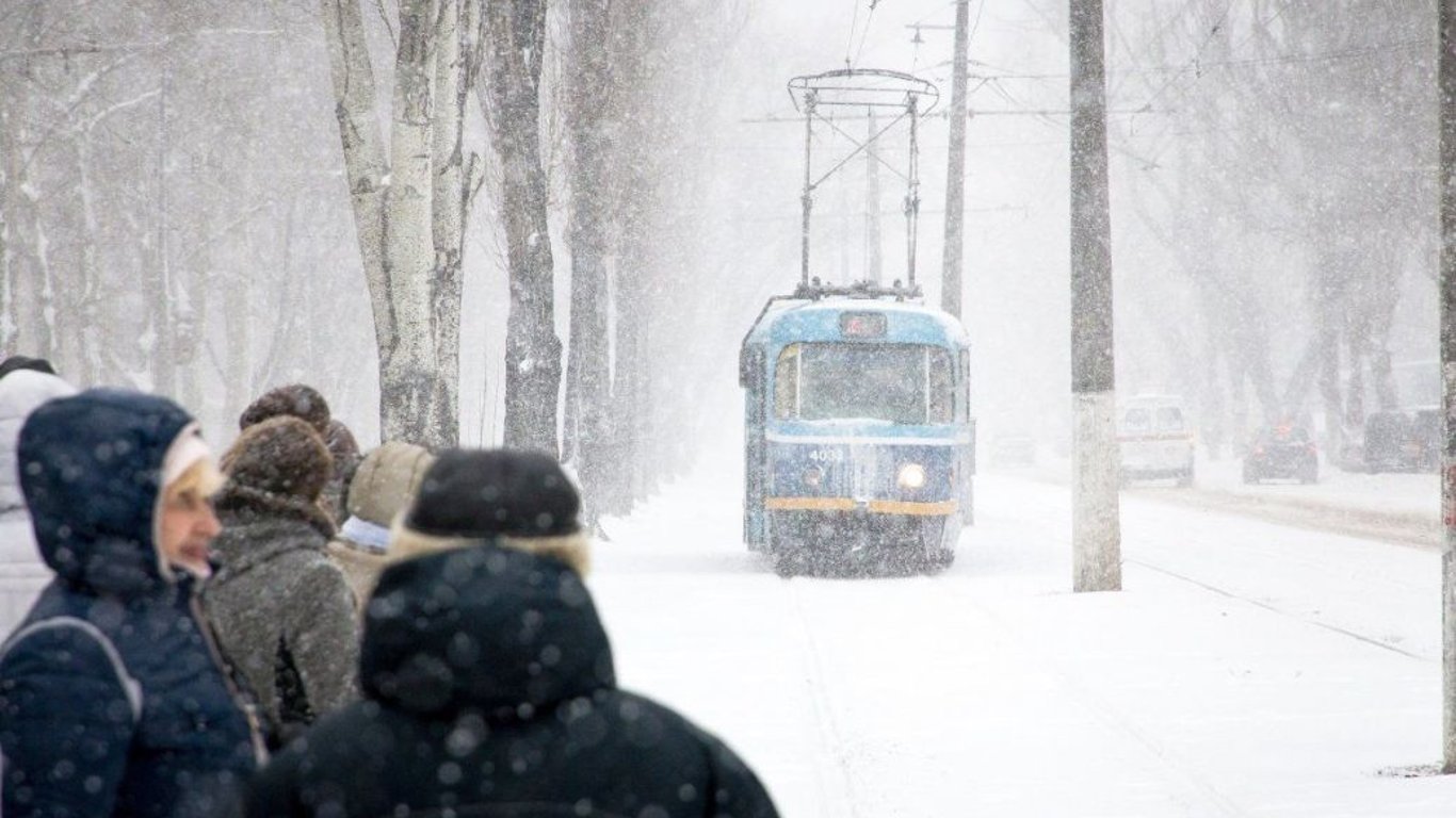 В некоторых городах Украины из-за непогоды начались сложности с работой общественного транспорта