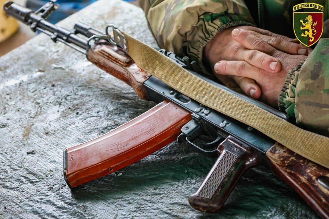 Украинский защитник с оружием