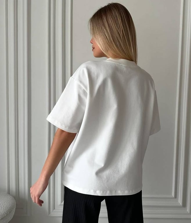 Біла футболка чудово впишеться у будь-який повсякденний образ