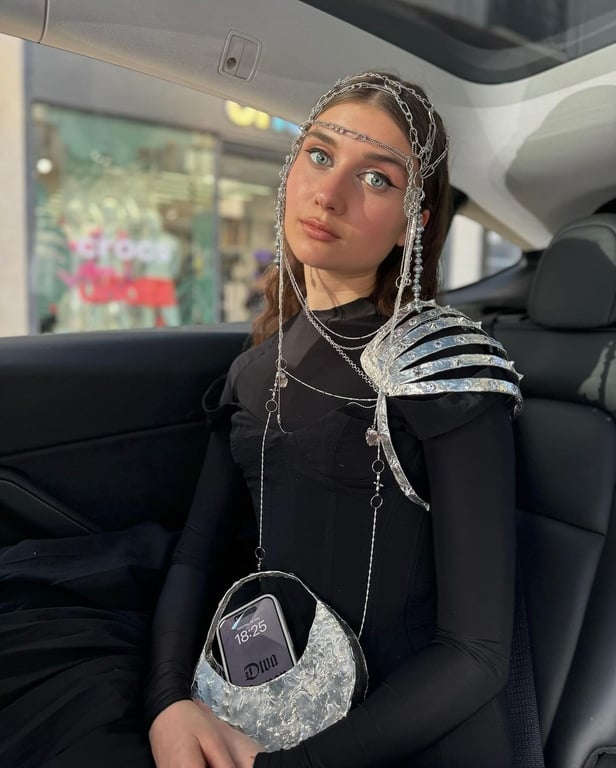 Jerry Heil раскрыла символизм своего наряда на красной дорожке Каннского кинофестиваля - фото 1