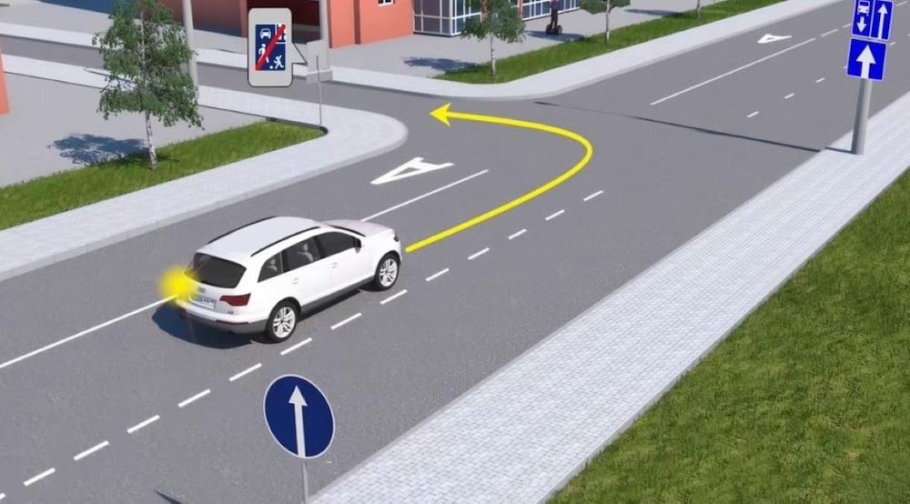 Тест з ПДР: чи дозволено водію повернути у двір?