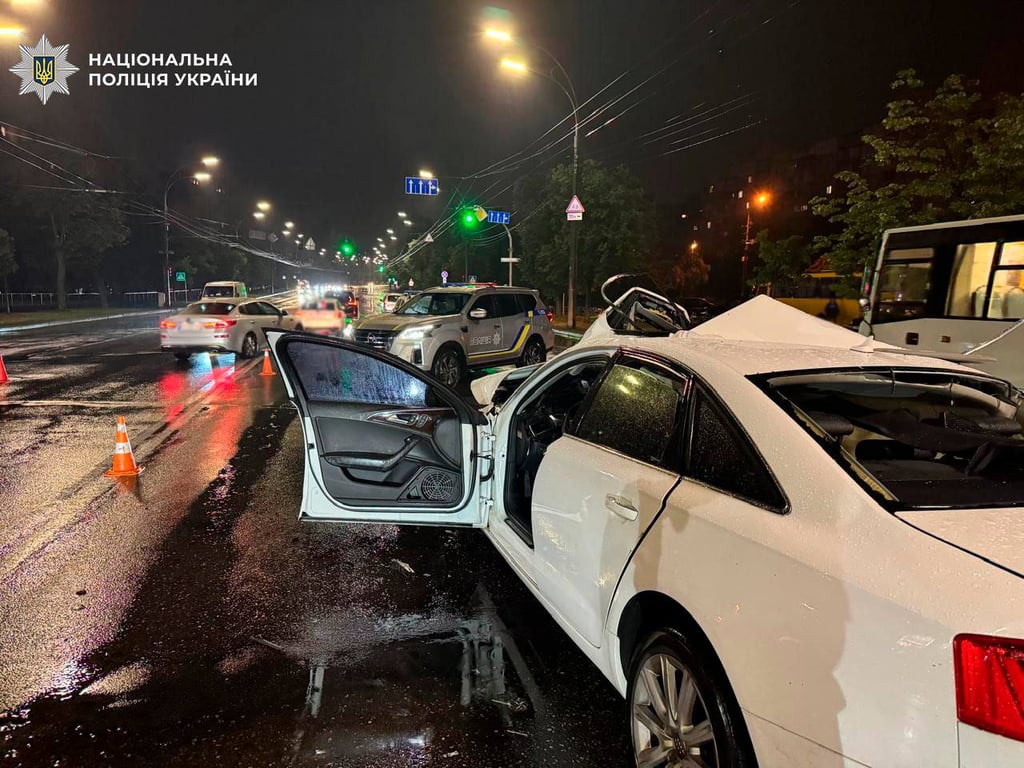 Аварія на проспекті Червоної Калини в Києві за участі авто Audi  та вантажівки ввечері 6 червня 2026 року