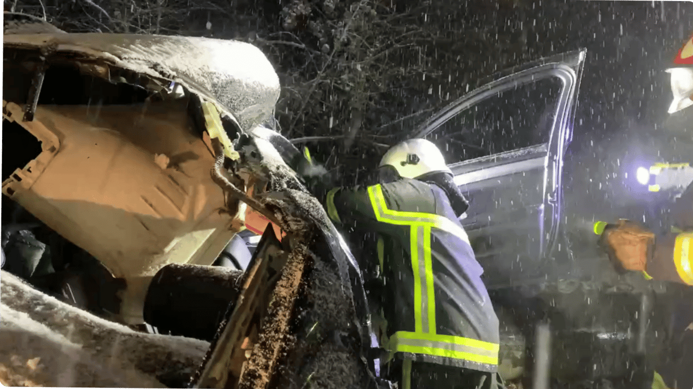 Смертельное ДТП в Черновцах — погибших "вырезали" из изуродованного автомобиля