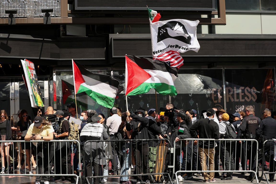 Протестувальники на церемонії нагородження Галь Гадот - фото
