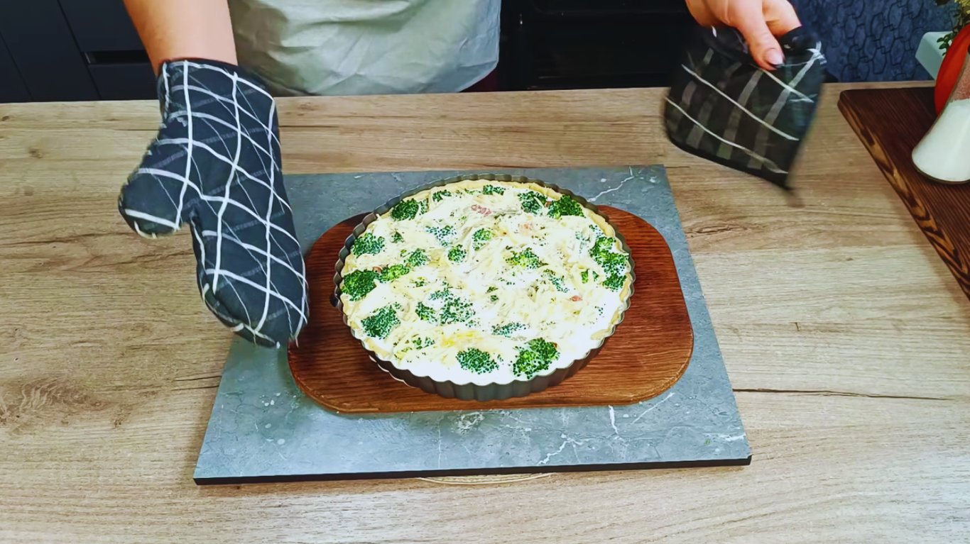 кіш з рибою та броколі