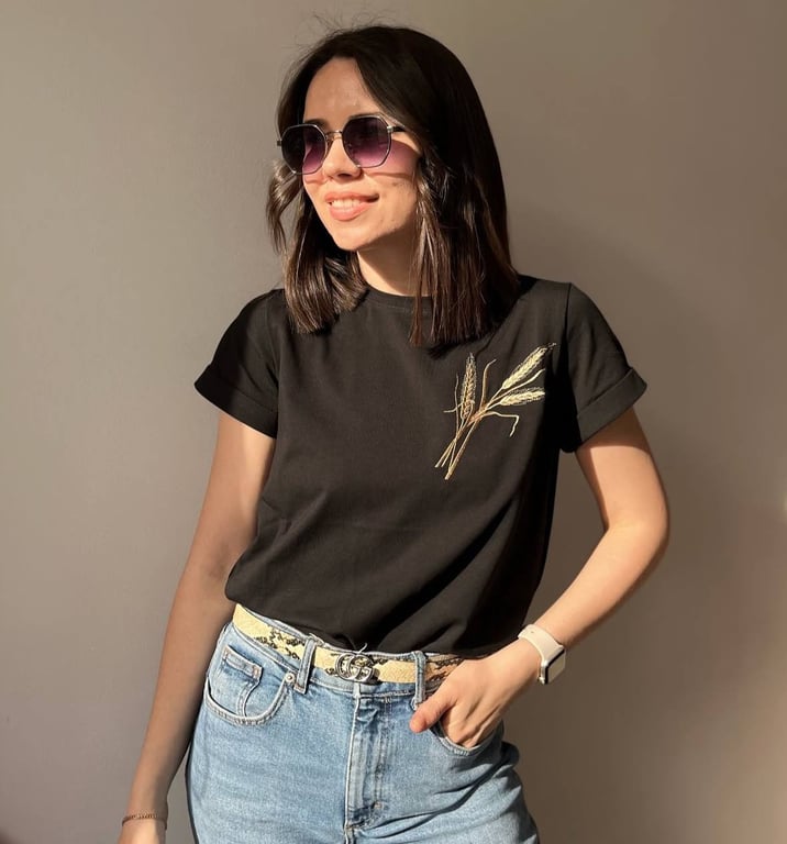 A black T-shirt with a small accent has a stylish look