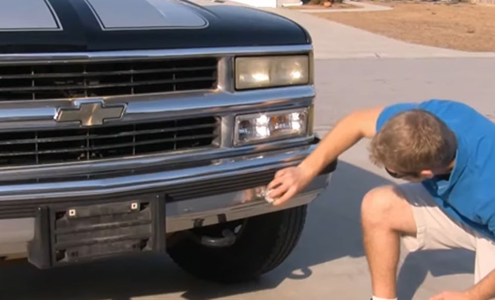 Як легко та швидко прибрати іржаві плями на хромованих деталях авто — лайфхак - фото 1