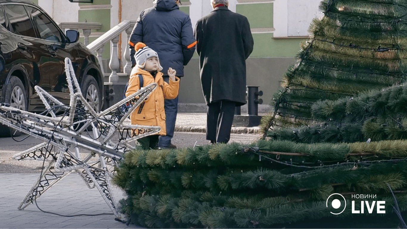 В Одессе демонтировали новогоднюю елку