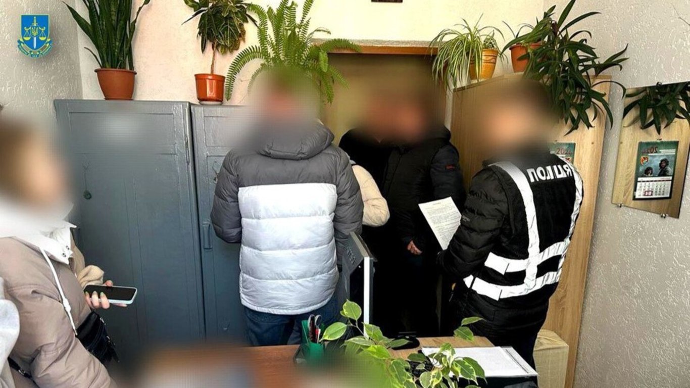 На Хмельниччині затримали працівницю ТЦК та її спільника — підозрюють у корупції