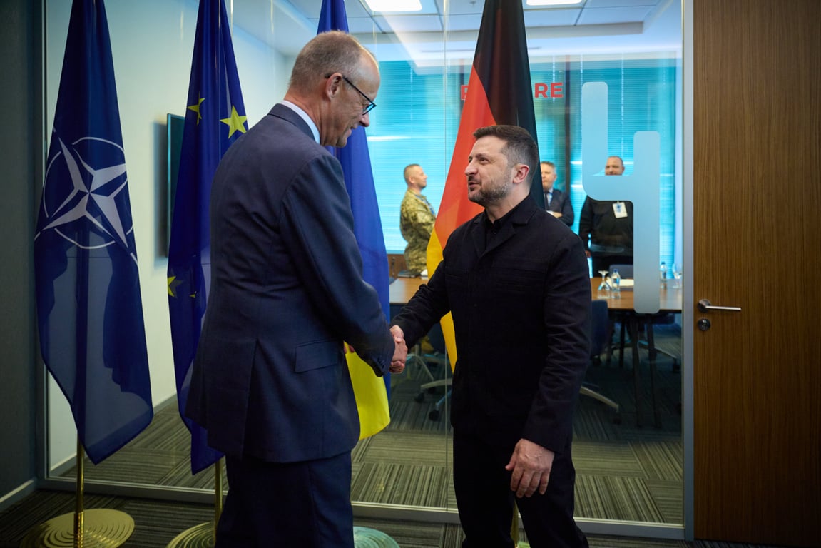 Президент України Володимир Зеленський та канцлер Німеччини Фрідріх Мерц під час зустрічі на саміті НАТО в Анкарі