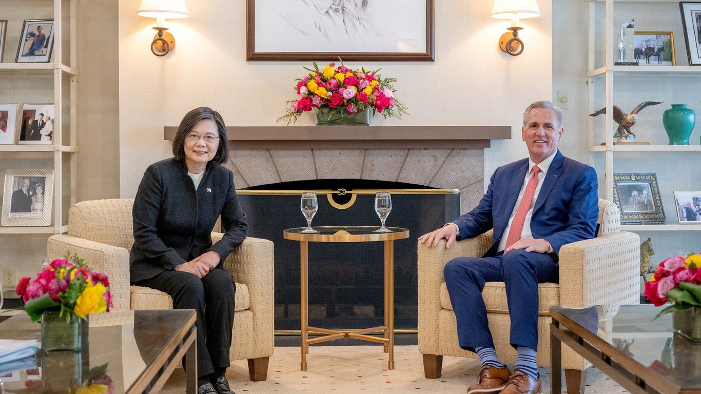 Китай образився на зустріч спікера Палати представників Маккарті з лідеркою Тайваню: чим це загрожує