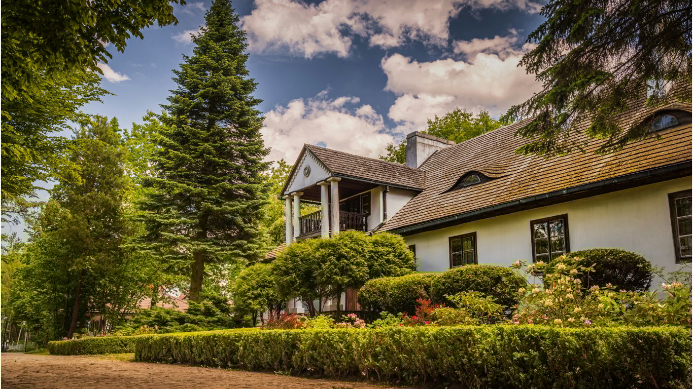 Будинок на тлі високих ялин.