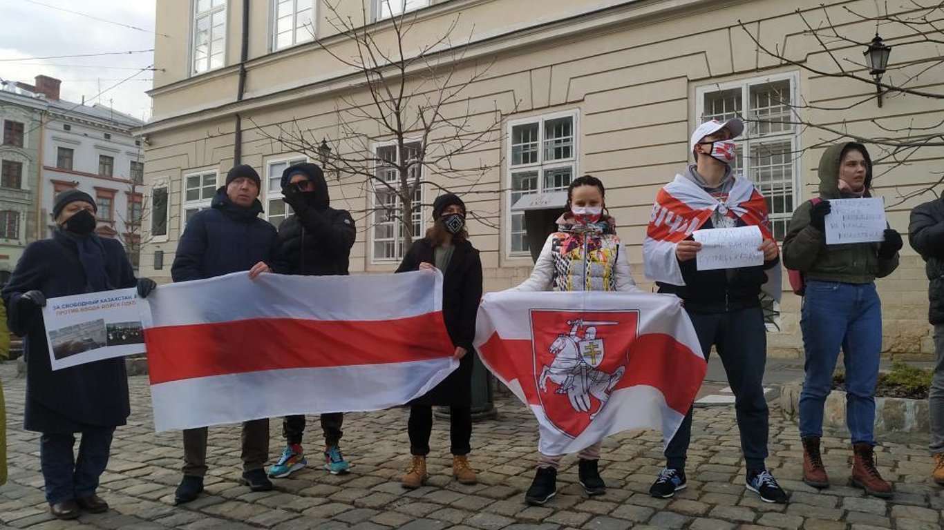 Акция в поддержку Казахстана во Львове - фото
