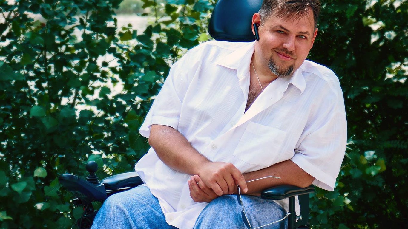 Люди с инвалидностью - мужчина перевернулся на коляске в Киеве и получил травмы