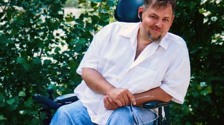 В Киеве мужчина в инвалидной коляске получил серьезные травмы из-за "безбарьерной" среды столицы - 285x160