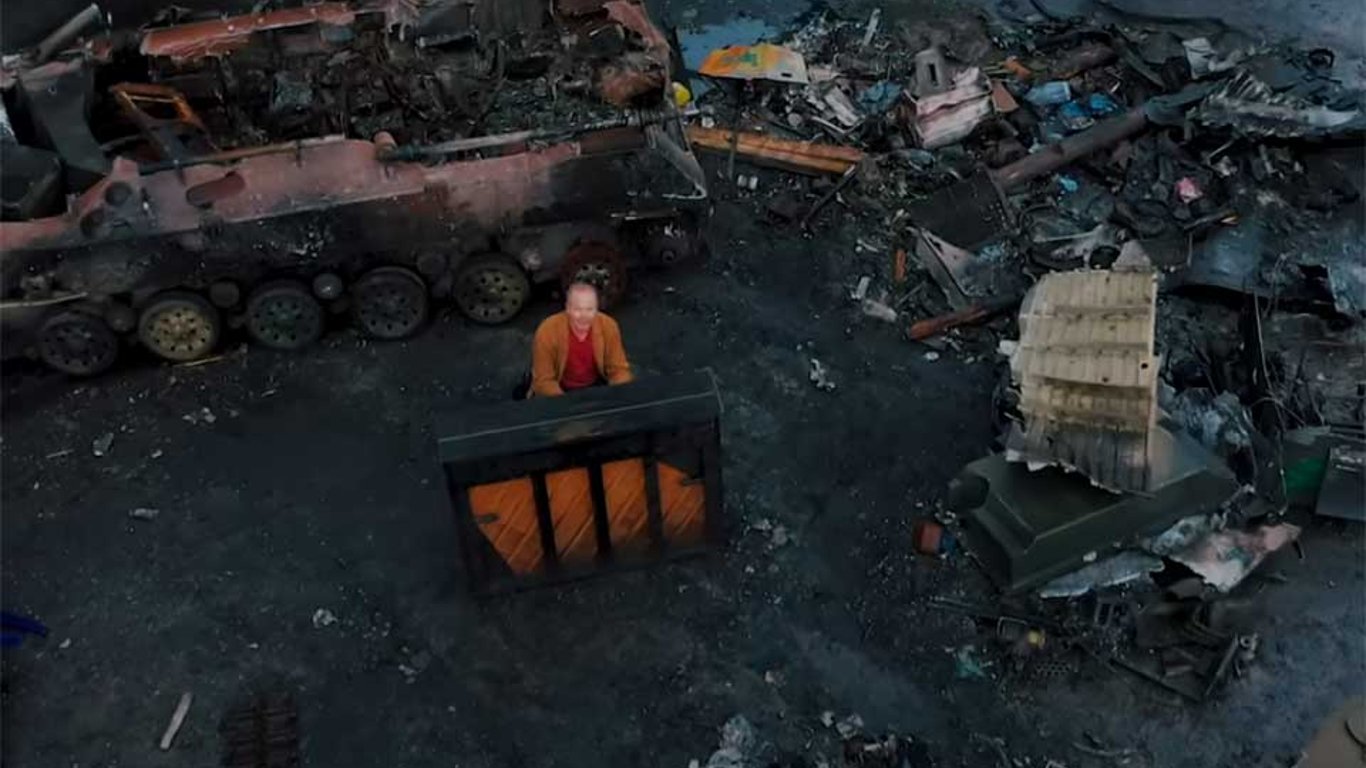 Музика війни - Американський гурт заспівав поруч зі зруйнованою "Мрією" на Київщині, відео