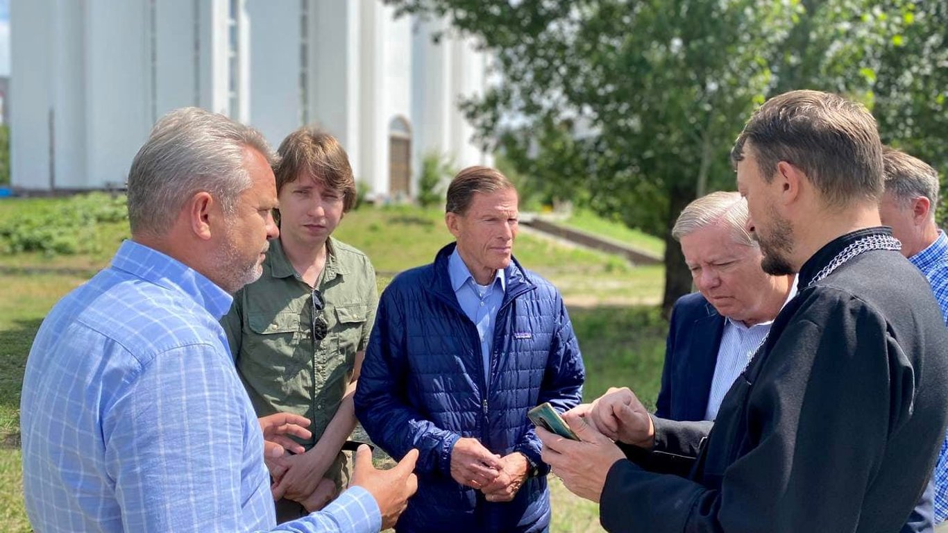 Помощь Украине – американские сенаторы посетили Бучу