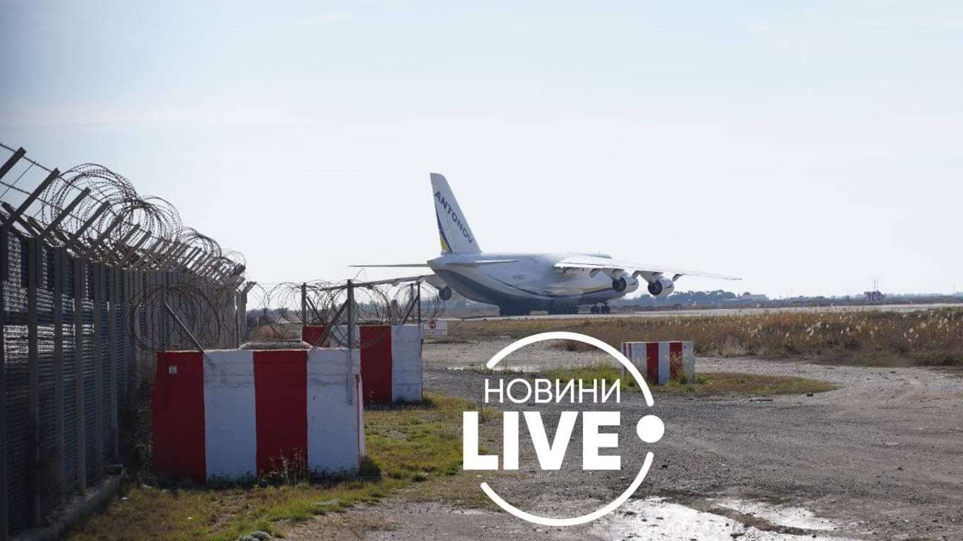 С украинским самолетом произошло ЧП на Кипре - из двигателя вырывался огонь
