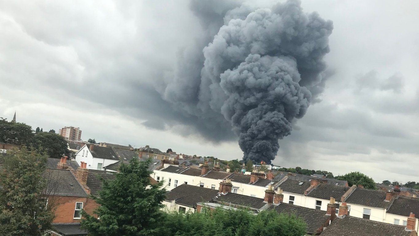 Пожар со взрывами в курортном городе в Англии - видео