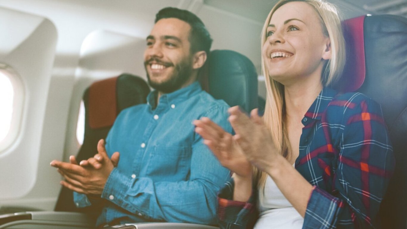 Зачем люди аплодируют в самолете и почему этого делать не надо