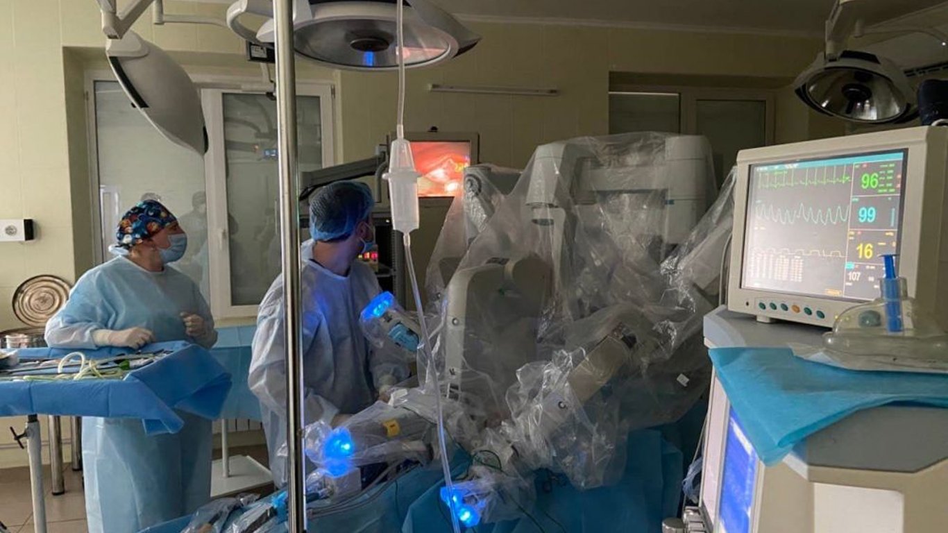 Львовские врачи провели сложную операцию по удалению желчного пузыря у девочки - фото